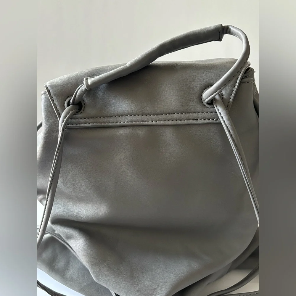 🦋2/25$ CoLab Gray faux soft Leather Pouch Back Pack - Picture 6 of 15